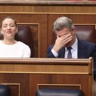 La portavoz del PP en el Congreso, Ester Muñoz, y el presidente del PP, Alberto Núñez Feijóo, en el Congreso.
