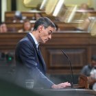 (I-D) El presidente del Gobierno, Pedro Sánchez, interviene durante una sesión plenaria en el Congreso de los Diputados, a 24 de junio de 2026, en Madrid (España). El presidente del Gobierno comparece en la Cámara Baja para informar sobre la situación política tras el avance de las investigaciones contra su esposa, el ‘caso Leire’ y el expresidente Zapatero, además de la condena del Tribunal Supremo al exministro Ábalos, a su asesor, Koldo, y al empresario Víctor de Aldama.

Gustavo Valiente / Europa Press
24/6/2026