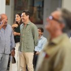 El presidente en funciones de la Junta de Andalucía, Juanma Moreno (4i), coincide con el portavoz de Vox en el Parlamento andaluz, Manuel Gavira (1d), en una visita a la Virgen del Rocío en su ermita, antes de asistir a la tradicional Saca de las yeguas. A 26 de junio de 2026 en Almonte, Huelva (Andalucía, España).

Joaquín Corchero / Europa Press
26/6/2026