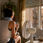 Mujer en su domicilio durante una ola de calor