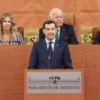 El presidente en funciones de la Junta y candidato del PP-A a la reelección, Juanma Moreno, este lunes en el debate de investidura, en el Parlamento andaluz.