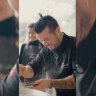 Carlos Maldonado reivindica la cocina de producto y el aprovechamiento de ingredientes cotidianos, como demuestra con su sorprendente receta de la lata de berberechos.