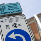 Un cartel en la Zona de Bajas Emisiones en Madrid