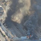 El incendio de la nave industrial visto desde el aire.