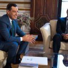 El presidente de la Junta de Andalucía en funciones, Juanma Moreno, junto a el portavoz parlamentario de Vox, Manuel Gavira.