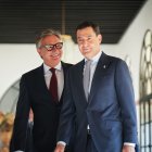 El presidente de la Junta, Juanma Moreno, junto al portavoz del grupo parlamentario Vox en Andalucía, Manuel Gavir tras firmar un pacto de Gobierno.