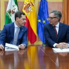 El presidente en funciones de la Junta y candidato del PP-A a la reelección, Juanma Moreno (i), junto al portavoz del grupo parlamentario Vox en Andalucía, Manuel Gavira (d), suscriben el 'Acuerdo de Gobierno y Estabilidad para Andalucía’. A 2 de julio de 2026 en Sevilla (Andalucía, España). PP-A y Vox han alcanzado un acuerdo sobre un gobierno de coalición en Andalucía que desbloquea la investidura del presidente de la Junta en funciones y candidato del PP-A a la reelección, por Juanma Moreno. El acuerdo de gobierno incluye 150 medidas así como la incorporación del portavoz de Vox en Andalucía, Manuel Gavira, como consejero de Turismo, Desregulación, Justicia y Administración Local, con rango de vicepresidente.

María José López / Europa Press
02/7/2026
