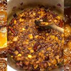 La salsa brava de Alberto Chicote se prepara con aceite de oliva, ajo, cebolla roja, pimentón y caldo de jamón