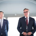 El portavoz de Vox y vicepresidente de la Junta de Andalucía, Manuel Gavira, junto al presidente de la Junta y líder del PP-A, Juanma Moreno.