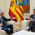 (Foto de ARCHIVO)
El presidente del Gobierno, Pedro Sánchez (d), durante su reunión con el presidente de Aragón, Jorge Azcón (i), en el Complejo de La Moncloa, a 10 de octubre de 2024, en Madrid (España). El objetivo de la ronda de reuniones del presidente del Gobierno con los presidentes de las comunidades autónomas es reforzar y fortalecer la colaboración entre el Estado y los gobiernos autonómicos, potenciar el diálogo e impulsar el entendimiento institucional entre las distintas administraciones.

Alejandro Martínez Vélez / Europa Press
10 OCTUBRE 2024;PRESIDENTE;CCAA;GOBIERNO;ARAGÓN;REUNIÓN
10/10/2024