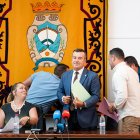 El alcalde de carboneras (Almería), Salvador Hernández (c), tras el Pleno extraordinario.