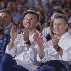 El presidente del Partido Popular, Alberto Núñez Feijóo (d), y el presidente provincial del PP de Valencia, Vicente Mompó (c), durante la reunión de la Junta Directiva del PP de la provincia de Valencia.