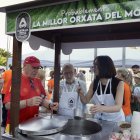 Diana Morant sirviendo orxata junto al alcalde socialsita de Alboraia Miguel Chavarría