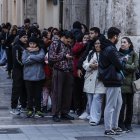 Decenas de inmigrantes hacen cola en el Ayuntamiento de Valencia, a 5 de febrero de 2026, en Valencia.