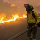 Efectivos de Infoca luchan contra las llamas en Los Gallardos, ALmería.