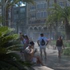 (Foto de ARCHIVO) Vecinos y turistas se refugian de la nueva ola de calor en Valencia