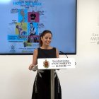 La concejala de Fiestas, Inma Mora, durante la presentación de los conciertos en