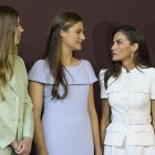 La Reina Letizia, la Princesa Leonor y la Infanta Sofía, durante la visita Papal.