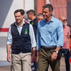 El presidente de la Junta de Andalucía, Juanma Moreno, y el presidente del Gobierno, Pedro Sánchez, en Turre (Almería).