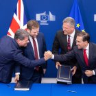 Elcomisario Maros Sefcovic y el secretario de Estado británico para Europa, Stephen Doughty, sostienen el Tratado de Gibraltar, mientras saludan la firma el ministro de Exteriores, José Manuel Albares, y el ministro presidente de Gibraltar, Fabian Picardo

REMITIDA / HANDOUT por XAVIER LEJEUNE / EUROPEAN COMMISSION
Fotografía remitida a medios de comunicación exclusivamente para ilustrar la noticia a la que hace referencia la imagen, y citando la procedencia de la imagen en la firma
14/7/2026