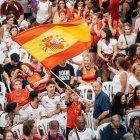 Miles de personas de reúnen en la Plaza Mayor de Castellón para ver el partido