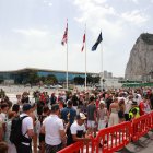 Vecinos de la Línea pasan a Gibraltar sin detenerse en un control en el primer día sin Verja.