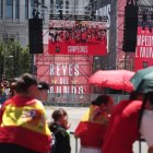 Varias personas esperan a la llegada de los jugadores durante los preparativos para la llegada de la Selección Española.