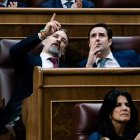 El presidente de Vox, Santiago Abascal (i), y el diputado de Vox Ignacio Hoces (d) durante una sesión en el Congreso