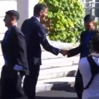 Momento en el que Álex Baena saluda a Pedro Sánchez en la recepción a los campeones del Mundo en Moncloa.