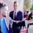 Álex Baena toca la Copa del Mundo en Moncloa ante Pedro Sánchez