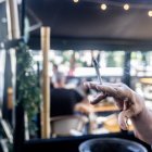 Una persona fumando en la terraza de un bar.
