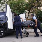 Traslado de uno de los dos cadáveres hallados en Málaga capital.