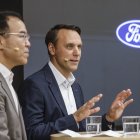 El presidente de Ford Europa, Jim Baumbick (c), interviene junto con el vicepresidente de Geely Holding, Victor Yang
