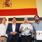 Los concejales de Vox en el Ayuntamiento de Sevilla Gonzalo García de Polavieja y Fernando Rodríguez, el presidente de VOX Sevilla, Javier Navarro, y el parlamentario Javier Cortés.