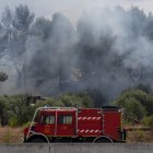Camión de bomberos en las labores de extinción de un incendio forestal, en la carretera M 206 entre Torrejón de Ardoz y Loeches