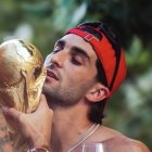 Ferran Torres besa la Copa del Mundo