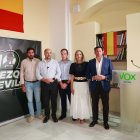 El grupo municipal de Vox en el Ayuntamiento de Sevilla junto a dos parlamentarios.