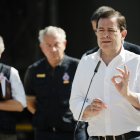 El presidente de la Junta de Castilla y León, Alfonso Fernández Mañueco, ofrece declaraciones a los medios durante una visita al Puesto de Mando Avanzado por el incendio forestal de Burgohondo