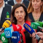 La ministra de Defensa, Margarita Robles, atiende a los medios.