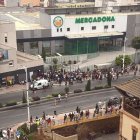 Mercadona de Ceuta rodeada de inmigrantes de Marruecos