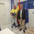 El delegado de la AUGC en Ceuta, Rachid Sbihi, con Alberto Núñez Feijóo