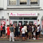 Largas colas de migrantes a la entrada de supermercados en Ceuta.