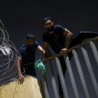 Varios migrantes saltan la valla que hace de frontera entre Ceuta y Marruecos