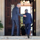 El rey Felipe VI junto a Juan Jesús Vivas, presidente de Ceuta, entran en el Palacio de Marivent en Palma de Mallorca