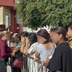 Menores esperan a las puertas de la Jefatura Superior de Policía de Ceuta para que les registren
