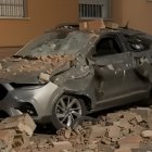 Captura de pantalla de un vehículo aplastado por los cascotes de una fechada a consecuencia del terremoto en Armilla (Granada)
