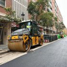 Imagen de una calle asfaltándose en Valencia