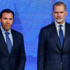El ministro de Transportes, Óscar Puente, y el rey Felipe VI, en un acto.