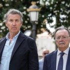 El presidente del PP, Alberto Núñez Feijóo, con el presidente de Ceuta, Juan Jesús Vivas.