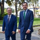 El presidente de la Junta de Andalucía, Juanma Moreno (d) y el presidente de Ceuta, Juan Jesús Vivas (i) durante la reunión que han mantenido el día de hoy. A 20 de agosto de 2026 en Ceuta (España). El presidente de la Junta de Andalucía, Juanma Moreno, visita la Ciudad Autónoma de Ceuta, donde mantiene un encuentro institucional con su presidente, Juan Jesús Vivas. La reunión abordará asuntos de interés común y las relaciones de cooperación entre Andalucía y Ceuta.

Gabriela Sardá Núñez / Europa Press
20/8/2026